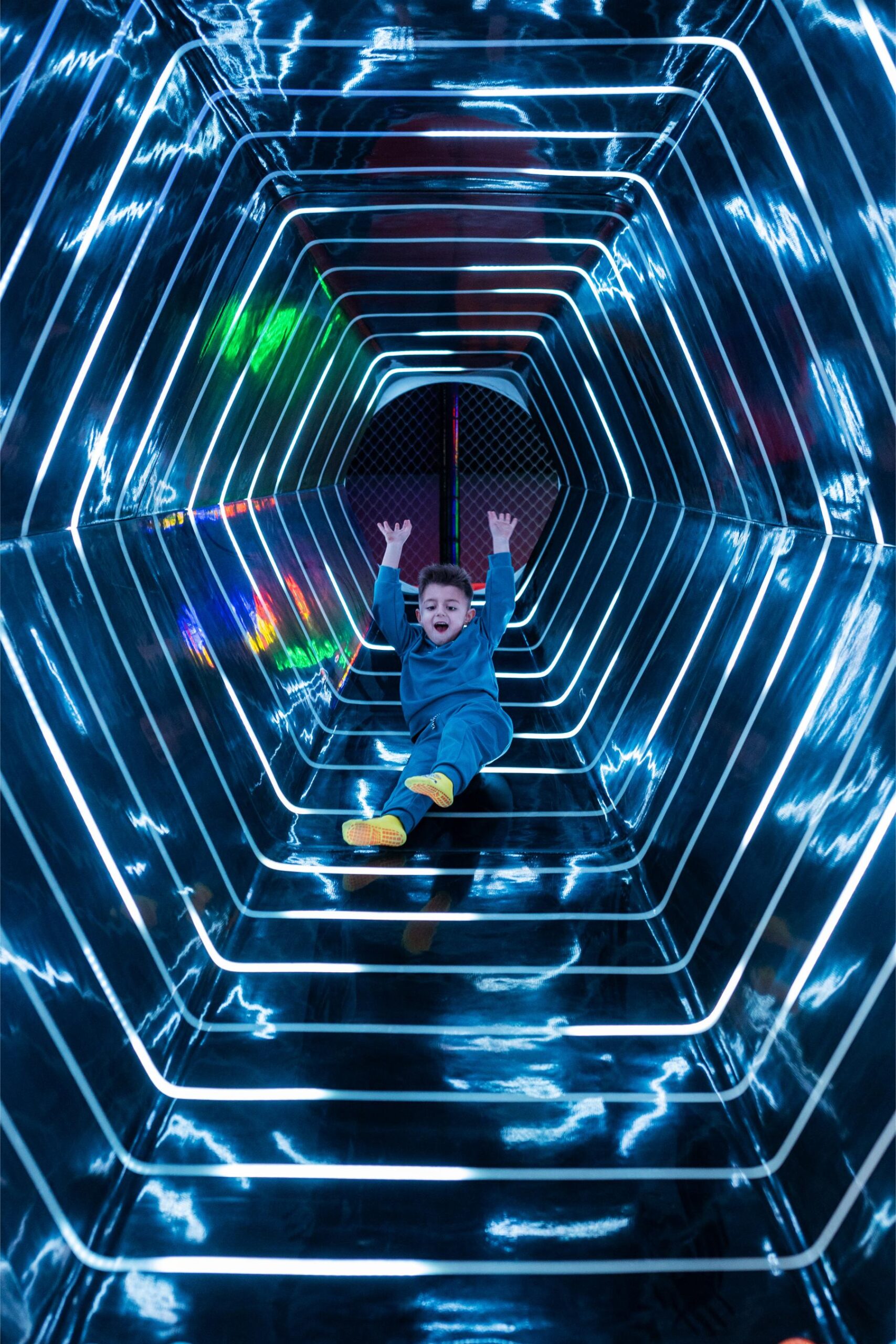 Niño tirándose por un tobogán en TAKA Fun Park