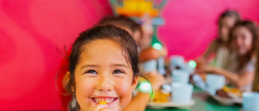 Cumpleaños en TAKA Fun Park: mesa temática y trono