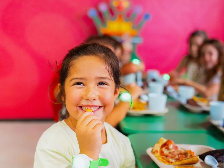 Niña celebrando su cumpleaños en TAKA Fun Park