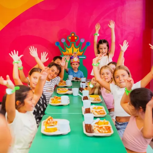 Grupo de niños celebrando un cumpleaños en TAKA