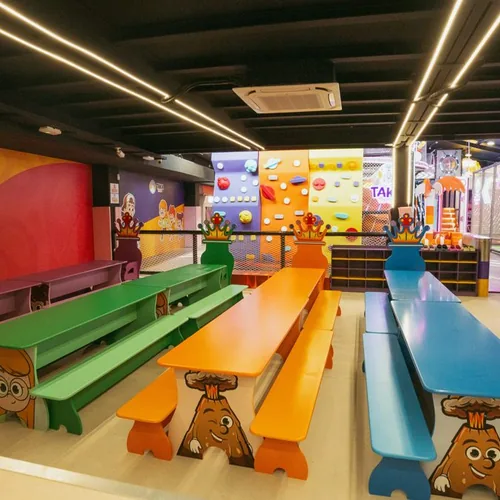 Zona de mesas temáticas para cumpleaños