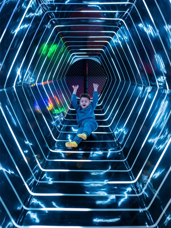 Niño en el túnel de luces de TAKA