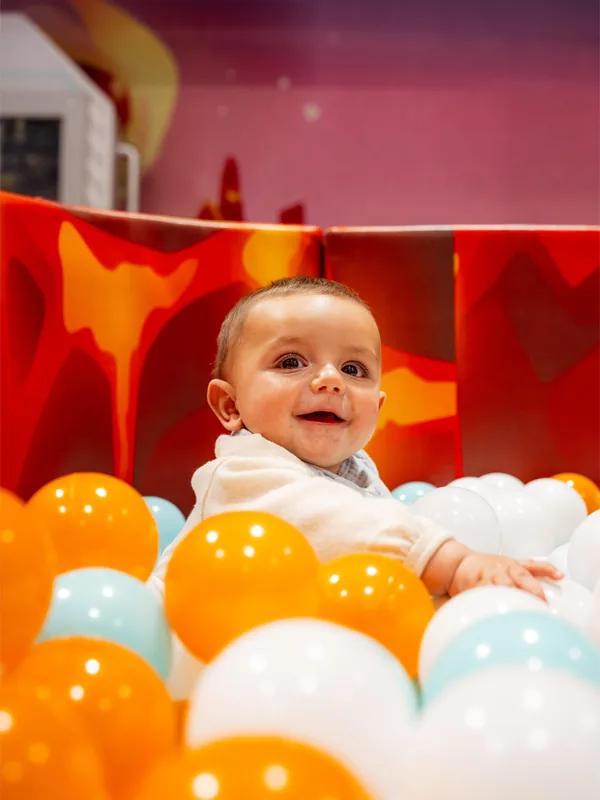 Bebé sonriendo en la piscina de bolas