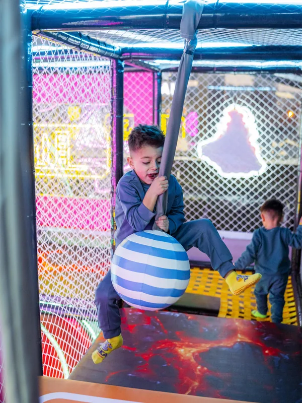Niño en el circuito de retos