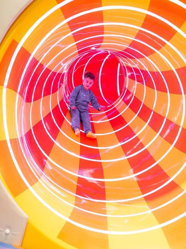Niño en el tobogán en espiral