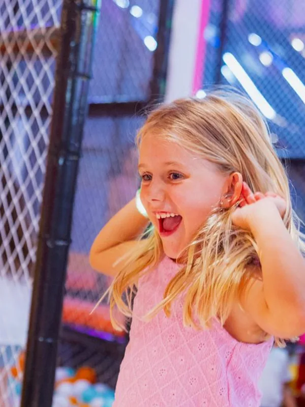 Niña emocionada en TAKA Fun Park