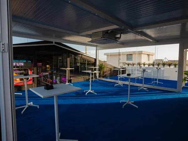 Terraza de Zielo con mesas altas