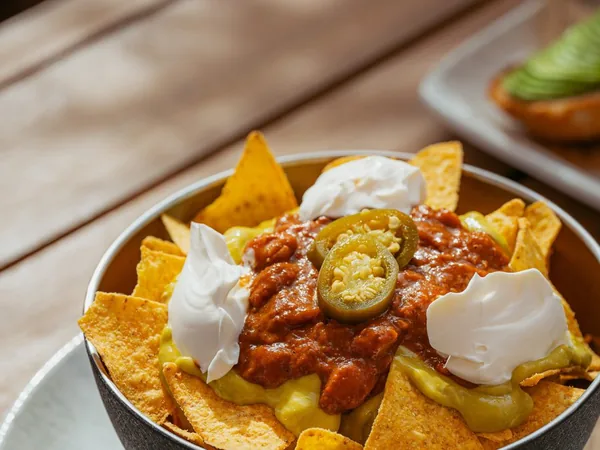 Nachos con guacamole y jalapeños en Zielo